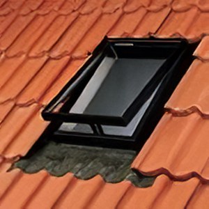 VELUX VLT t�pus� tet�kib�v� lakatlan padl�sokra
