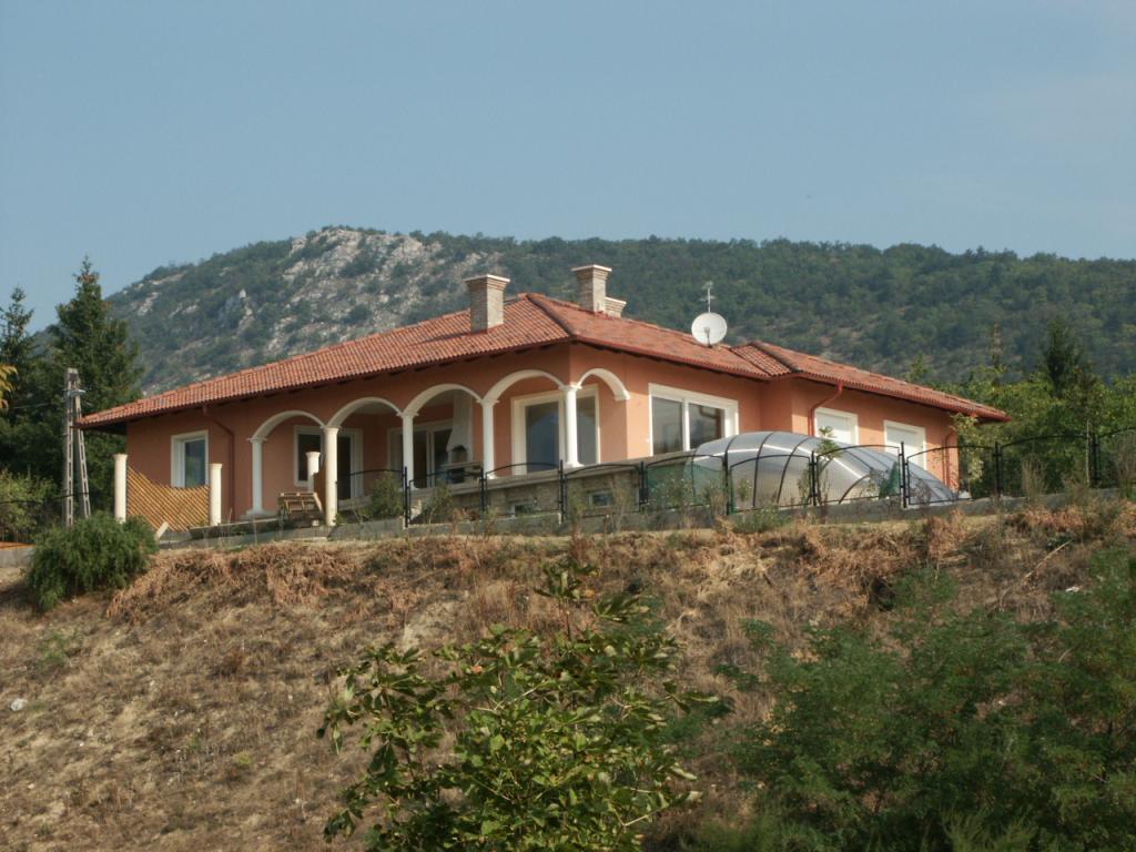 Kujbus Marianna - Mediterrán  ház  fedett medencével