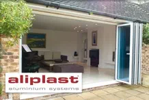 Aliplast - Elegáns homlokzati harmonikaajtó-rendszer