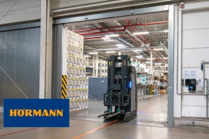 Hörmann: Megbízható együttműködés a Hörmann FAA-Plus nyitvatartó berendezésvezérléssel