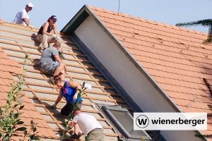 Wienerberger - Tíz millió forintnyi tetőcserepet ajánlott fel a törökbálinti Tábitha Hospice Ház építéséhez a Wienerberger
